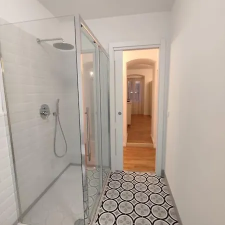 Casa Renova, Intero Appartamento, 2 Camere, Max 4 Ospiti, Zona Storica * Trieste