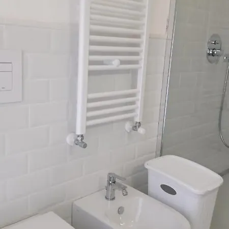 Casa Renova, Intero Appartamento, 2 Camere, Max 4 Ospiti, Zona Storica * Trieste
