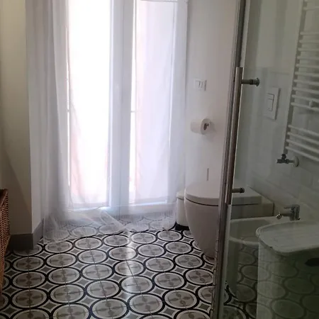 Apartment Casa Renova, Intero Appartamento, 2 Camere, Max 4 Ospiti, Zona Storica Trieste