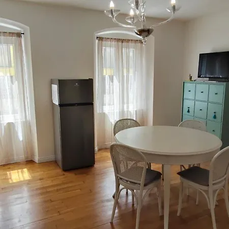 Casa Renova, Intero Appartamento, 2 Camere, Max 4 Ospiti, Zona Storica * Trieste