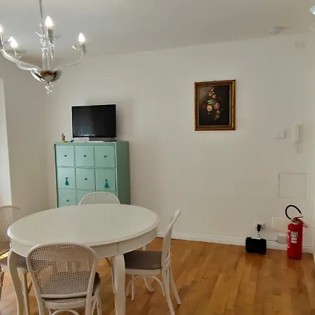 Casa Renova, Intero Appartamento, 2 Camere, Max 4 Ospiti, Zona Storica Lejlighed Trieste