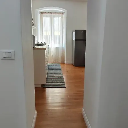Appartamento Casa Renova, Intero Appartamento, 2 Camere, Max 4 Ospiti, Zona Storica Trieste