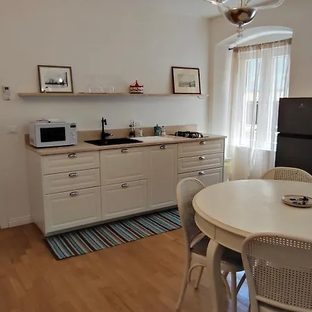 Casa Renova, Intero Appartamento, 2 Camere, Max 4 Ospiti, Zona Storica דירה טריאסטה