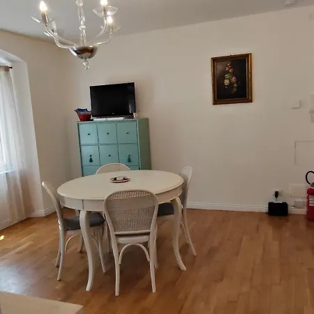 Casa Renova, Intero Appartamento, 2 Camere, Max 4 Ospiti, Zona Storica דירה