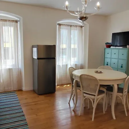 Casa Renova, Intero Appartamento, 2 Camere, Max 4 Ospiti, Zona Storica דירה טריאסטה