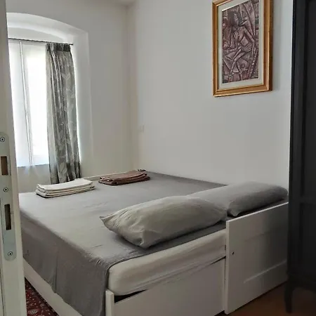 Casa Renova, Intero Appartamento, 2 Camere, Max 4 Ospiti, Zona Storica דירה *