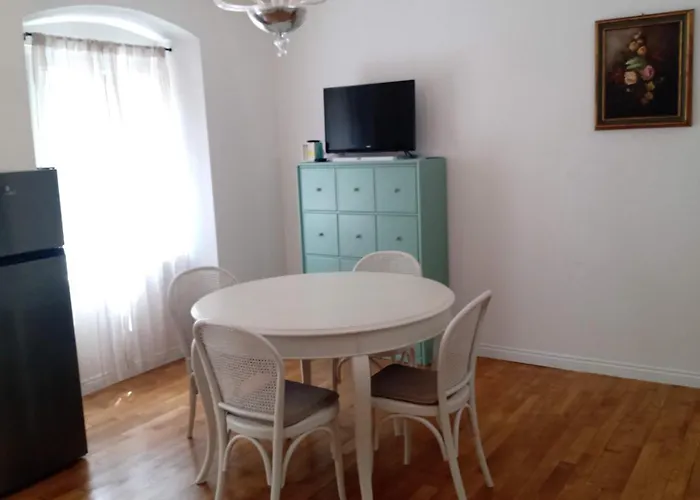 Apartment Casa Renova, Intero Appartamento, 2 Camere, Max 4 Ospiti, Zona Storica Trieste