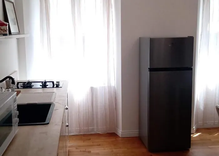 Апартаменты Casa Renova, Intero Appartamento, 2 Camere, Max 4 Ospiti, Zona Storica Триест