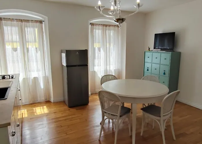 Casa Renova, Intero Appartamento, 2 Camere, Max 4 Ospiti, Zona Storica * Trieste